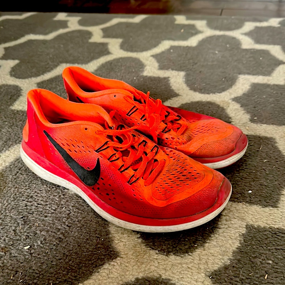 Men’s size 9 Nike shoes.